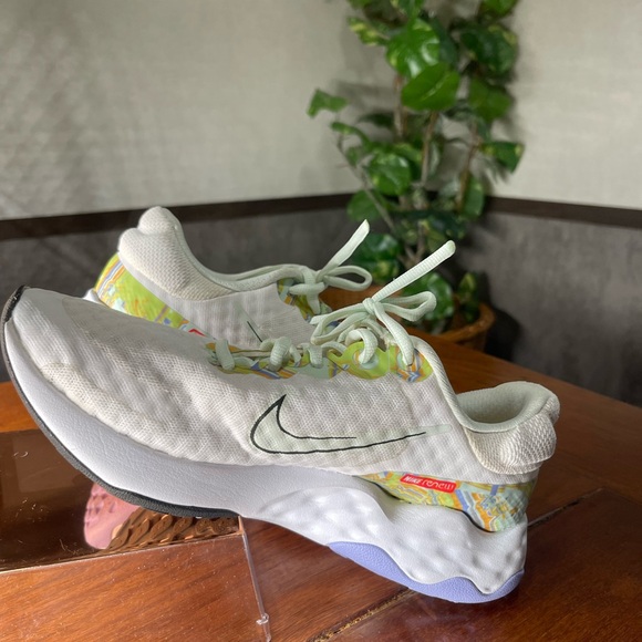 Nike Shoes - Women Nike White and Light Green Sneakers size 7